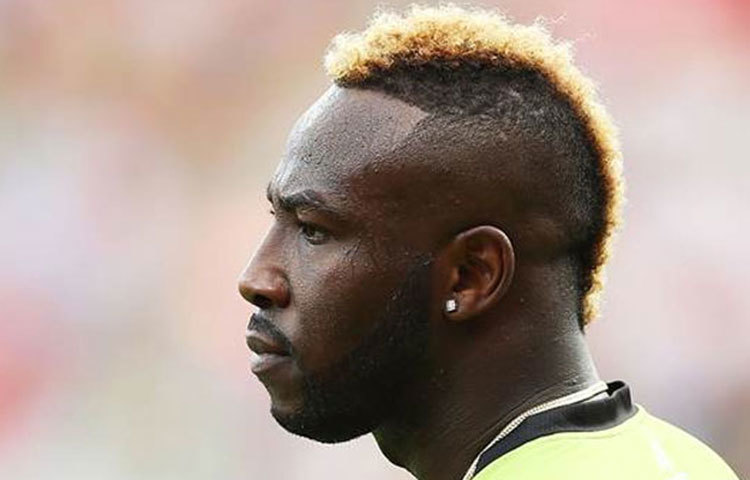 জীবনের সেরা ফর্মে রয়েছেন আন্দ্রে রাসেল! যা ধরছেন তাই যেন সোনায় পরিণত হয়ে যাচ্ছে। আইপিএলে কলকাতা সমর্থকদের কাছে এখন তিনি ভরসার মুখ। আন্দ্রে রাসেল এবারের আইপিএলে সব থেকে আলোচিত নাম।