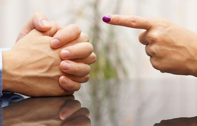 সারা দিনের শ্রম, অফিসের চাপ, গাড়িতে বাদুড়ঝোলা হয়ে বাড়ি ফেরার পর সব রাগ গিয়ে পড়ে সঙ্গীর উপর? এই অভ্যাস দ্রুত বদলান। সঙ্গীও সারা দিনের চাপ, শ্রম এগুলো সামলেই বাড়িতে ফেরেন বা বাড়ির নানা কাজেও তাকে বিভিন্ন চাপ নিতে হয়। কাজেই এ সব দুর্ব্যহার থেকে সরুন।