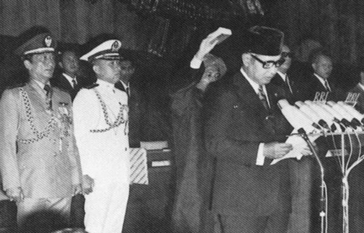 ইন্দোনেশিয়া: বিশ্বের সবচেয়ে বেশি মুসলমানের বাস ইন্দোনেশিয়ায়। তবে সেদেশের সংবিধান বলছে, যিনি রাষ্ট্রপ্রধান হবেন তাকে অবশ্যই রাষ্ট্রের মতাদর্শে, যা পঞ্চশিলা নামে পরিচিত, বিশ্বাসী হতে হবে। ছবিতে ১৯৬৮ সালে দেশটির দ্বিতীয় প্রেসিডেন্ট হিসেবে সুহার্তোকে শপথ নিতে দেখা যাচ্ছে।