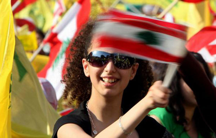 লেবানন: জনসংখ্যার প্রায় ৫৪ শতাংশ মানুষ মুসলিম। এর মধ্যে ২৭ শতাংশ সুন্নি ও বাকি ২৭ শতাংশ শিয়া। খ্রিষ্টান জনগণের সংখ্যা প্রায় সাড়ে ৪০ শতাংশ। এর মধ্যে ২১ শতাংশ ম্যারোনিট ক্যাথলিক ও ৮ শতাংশ গ্রিক অর্থোডক্স। এবার বলুন তো রাষ্ট্রপ্রধানকে কোন ধর্মের হতে হবে? সংবিধান বলছে, অবশ্যই ম্যারোনিট ক্যাথলিক। আর প্রধানমন্ত্রীকে হতে হবে অবশ্যই সুন্নি মুসলমান। রাষ্ট্রপ্রধান খ্রিষ্টান হতে হবে এমন শর্ত আছে অ্যান্ডোরাতেও।