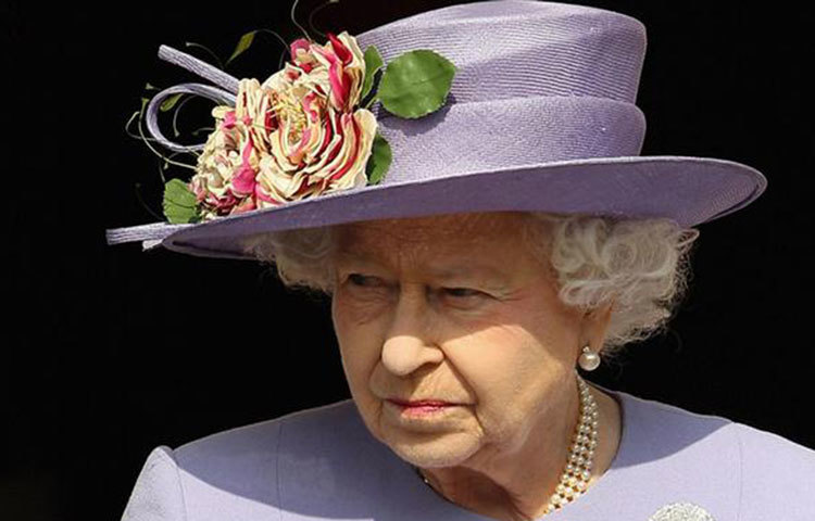 রাজা বা রানিকে নির্দিষ্ট ধর্মের হতে হবে: যুক্তরাজ্য, ক্যানাডা, অস্ট্রেলিয়া ও নিউজিল্যান্ডসহ কমনওয়েলথভুক্ত ১৬টি দেশের রাজা অথবা রানিকে (বর্তমানে যেমন রানি দ্বিতীয় এলিজাবেথ) অবশ্যই নির্দিষ্ট একটি ধর্মের হতে হবে। রানির পদ অলংকারিক হলেও তিনি সেসব দেশের রাষ্ট্রপ্রধান। ডেনমার্ক, নরওয়ে ও সুইডেন এর ক্ষেত্রেও একই শর্ত প্রযোজ্য।