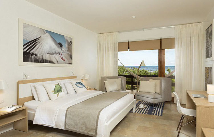 এই রিসোর্টটির নাম ফিঞ্চ বে। এটি রয়েছে আইল্যান্ডের গ্যালাপাগোস নামক স্থানে।