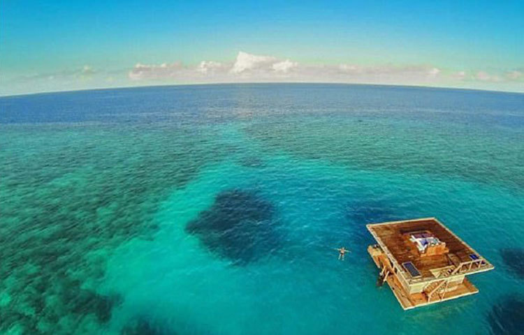 তাঞ্জানিয়ার ফ্লোয়েটিং ভিলা নামের এই রিসোর্টটির প্রতি সপ্তাহে ভাড়া সাড়ে আট হাজার ডলার।