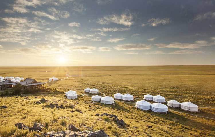 মঙ্গোলিয়ার গোবি মরুভূমির থ্রি ক্যামেল লজ নামের রিসোর্টটিও পর্যটকদের কাছে অনেক জনপ্রিয়।