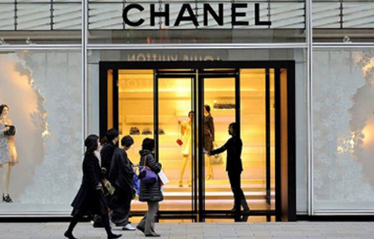 চ্যানেল: এটি একটি ফরাসি সংস্থা। প্রতিষ্ঠাতা কোকো চ্যানেল। মূলত ফ্যাশনের সঙ্গে জড়িত বিভিন্ন সামগ্রী তৈরি করে সংস্থাটি। মোট সম্পত্তির পরিমাণ ৪ লাখ ৯৭ হাজার ৭৭৯ কোটি টাকা।