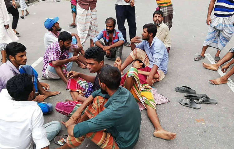 রিকশাচালকদের সড়ক অবরোধের কারণে কুড়িল বিশ্বরোড থেকে মালিবাগ পর্যন্ত গাড়ি চলাচল বন্ধ রয়েছে।