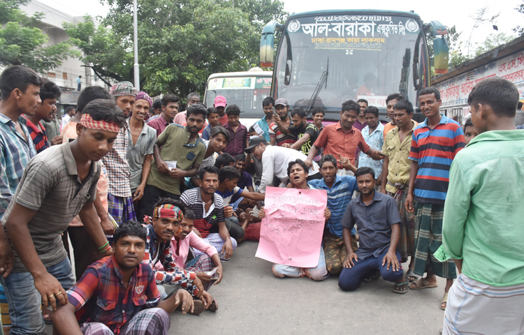 মঙ্গলবার সকাল ৮টায় রাজধানীর রামপুরার ওয়াপদা রোড, উত্তর বাড্ডা ও কুড়িল বিশ্বরোডের সড়কের একপাশে অবরোধ করে। এর ফলে বাড্ডা-রামপুরা-মালিবাগসহ আশপাশের সড়কে তীব্র যানজটের সৃষ্টি হয়েছে।