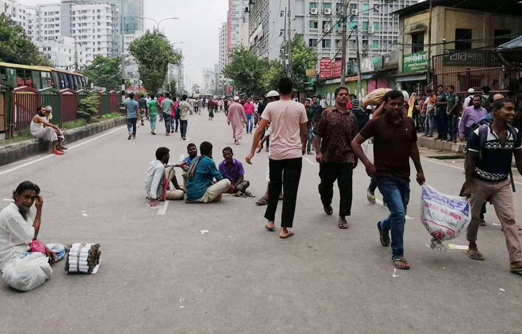 ‘সড়ক আছে যেখানে রিকশা চলবে সেখানে’, চলবে চলবে রিকশা চলবে’ স্লোগান দিতে দেখা গেছে।। এ সময় পথচারী ও অফিসগামীদের বাস থেকে নেমে হেঁটে যেতে দেখা যায়।