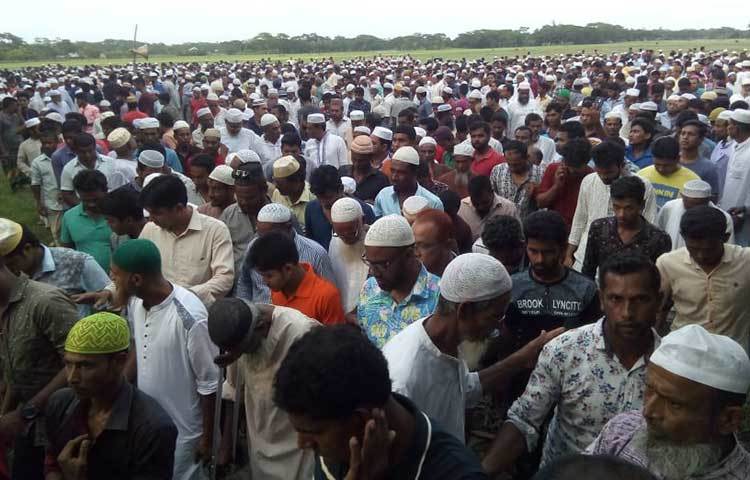 রিফাত শরীফের জানাজায় নানা শ্রেণি-পেশার মানুষের ঢল নামে।