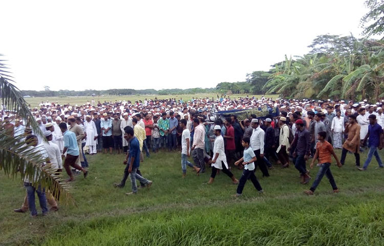 পরে মরদেহ নিয়ে বিকেল সাড়ে ৩টার দিকে বরগুনার নিজ বাড়িতে পৌঁছায় একটি অ্যাম্বুলেন্স। অ্যাম্বুলেন্স বাড়িতে পৌঁছানোর সঙ্গে সঙ্গে স্বজনদের আহাজারিতে ভারী হয়ে ওঠে পরিবেশ।