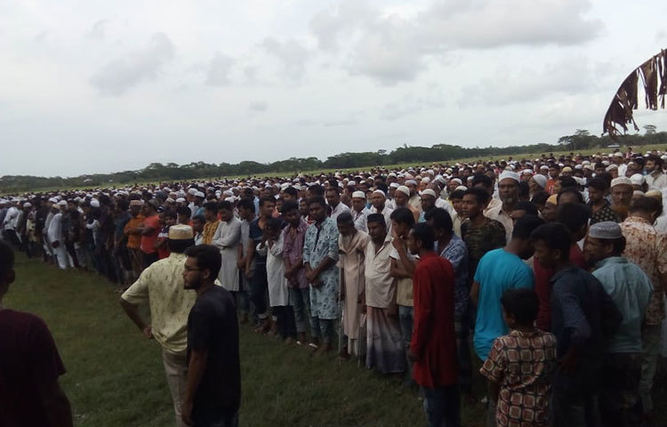 জানাজা নামাজে ইমামতি করেন বরগুনা কামিল (মডেল) মাদরাসা জামে মসজিদের ইমাম ক্বারী মো. সোলায়মান। জানাজায় অন্যান্যের মধ্যে বরগুনা জেলা আওয়ামী লীগের সাধারণ সম্পাদক ও বরগুনা জেলা পরিষদের সাবেক প্রশাসক আলহাজ মো. জাহাঙ্গীর কবীর, বরগুনা জেলা পরিষদের বর্তমান চেয়ারম্যান ও বরগুনার সাবেক সংসদ সদস্য মো. দেলোয়ার হোসেন প্রমুখ।