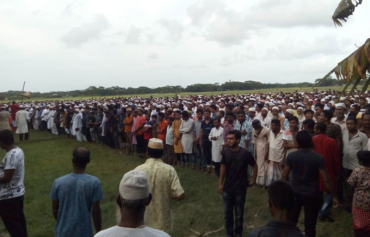 জানাজায় উপস্থিত সকলের কাছে রিফাতের পক্ষ থেকে ক্ষমা প্রর্থনা করেন রিফাতের বাবা মো. দুলাল শরীফ এবং চাচা আজিজ শরীফ। এ সময় তারা রিফাতের রুহের মাগফেরাত জন্য সবার কাছে দোয়া চান।