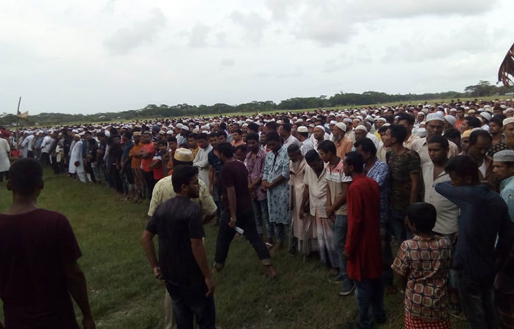 গতকাল বুধবার সকাল সাড়ে ১০টার দিকে স্ত্রী আয়েশাকে বরগুনা সরকারি কলেজে নিয়ে যান রিফাত। কলেজ থেকে ফেরার পথে মূল ফটকে নয়ন, রিফাত ফরাজীসহ আরও দুই যুবক রিফাত শরীফের ওপর হামলা চালায়। এ সময় ধারালো অস্ত্র দিয়ে রিফাত শরীফকে এলোপাতাড়ি কোপাতে থাকে তারা।