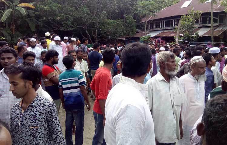 রিফাত শরীফের স্ত্রী আয়েশা দুর্বৃত্তদের নিবৃত্ত করার চেষ্টা করেন। কিন্তু কিছুতেই হামলাকারীদের থামানো যায়নি। তারা রিফাত শরীফকে উপর্যুপরি কুপিয়ে রক্তাক্ত করে চলে যায়।