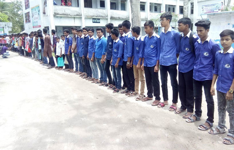 মানববন্ধনে অংশ নিয়েছে বিভিন্ন বয়সের শিক্ষার্থীরা।