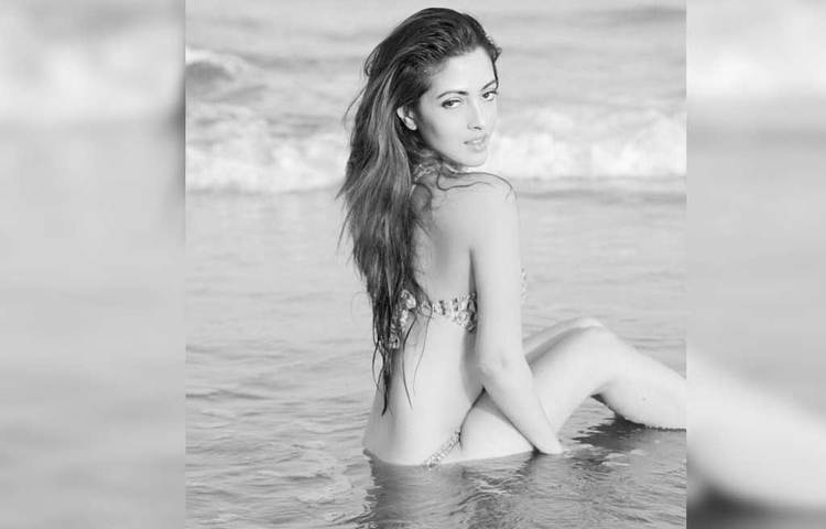 রিয়ার সাদা-কালো জলের জীবন।