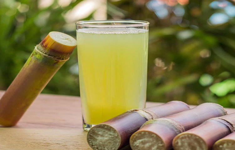 এই গরমে রোজার কষ্ট মূলত পানি তৃষ্ণায়। সেই তৃষ্ণাকে একদমই ভুলিয়ে দিতে খেতে পারেন ইসুপগুল-মিছরি শরবত, আখের গুড়ের শরবত অথবা ঘৃতকুমারির-তোকমারির শরবত। সেহরিতে একগ্লাস শরবত আপনাকে সারাদিনে পানি পিপাসার কথা একবারও মনে করতে দেবে না।