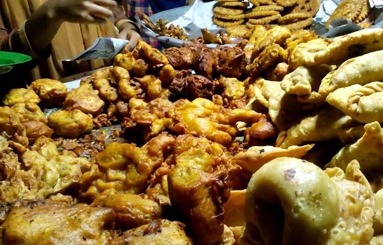 ইফতারিতে অতিরিক্ত চর্বিযুক্ত খাবার বর্জন করা স্বাস্থ্যের জন্য উপকার। সারাদিন অভুক্ত পেটে এসব খারার গিয়ে হজমের সমস্যা করে। তাই যতদূর সম্ভব তেলচর্বি ও ভাজাপোড়া এড়িয়ে চলা ভালো। হালকা মিষ্টি বা ঝাল জাতীয় রান্না খাবার হতে পারে আপনার আদর্শ ইফতারি।