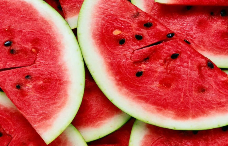 পানিশূন্যতা দুর করতে বেশি চিনির শরবত অথবা সফট ড্রিঙ্কসের ওপর নির্ভর না করাই ভালো। ঘরে তৈরি লেবু, বেল অথবা অন্য কোনো শরবত খেতে পারেন। আম, তরমুজ, শশা, আনারসের জুস খাওয়া যেতে পারে। সেক্ষেত্রে অ্যাসিডের পরিমাণ বেশি থাকায় লেবুর শরবত একদম খালি পেটে খাওয়া উচিৎ নয়। সামান্য কিছু খেয়ে তবেই খেয়ে নিন প্রাণ চাঙা করা একগ্লাস লেবুর শরবত।