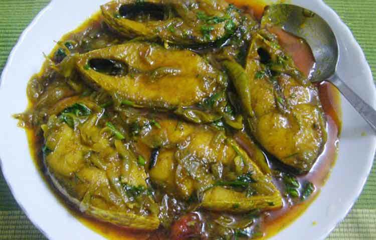 ইফতার এবং সেহরিতে যথেষ্ট ফল ও শাক সবজি খেতে হবে। তাজা শাক-সবজি, মাছ ও ফল আপনার স্বাভাবিক হজমে দারুণভাবে সহায়তা করবে। দেহের পানিশূন্যতা দূর করে প্রয়োজনীয় পুষ্টির যোগান দেবে।