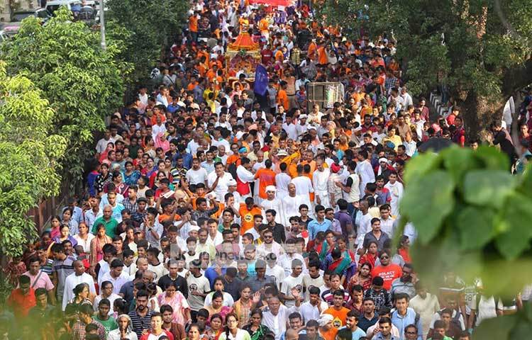 স্বামীবাগ থেকে রথ যাত্রা শুরু হয়ে ঢাকেশ্বরী মন্দিরে যায়। ঢাকেশ্বরী হয়ে আবার রথ স্বামীবাগ ফিরে যায়। ছবি: মাহবুব আলম