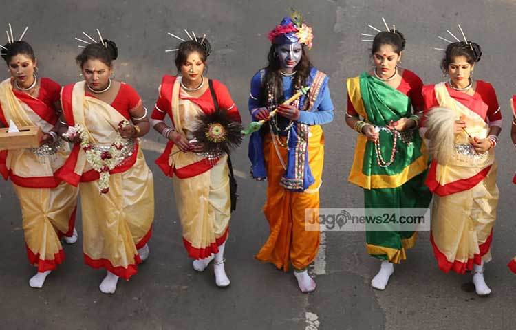 রথযাত্রার এ ছবি ক্যামেরাবন্দি করা হয়েছে ঢাকা বিশ্ববিদ্যালয়ের সুফিয়া কামাল হল ও কার্জন হল এলাকা থেকে। ছবি: মাহবুব আলম