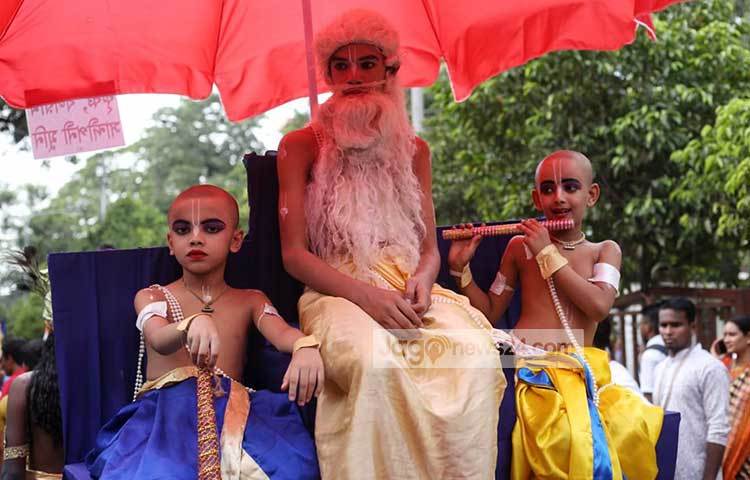 রথযাত্রার সাজে শিশুরা। ছবি: মাহবুব আলম