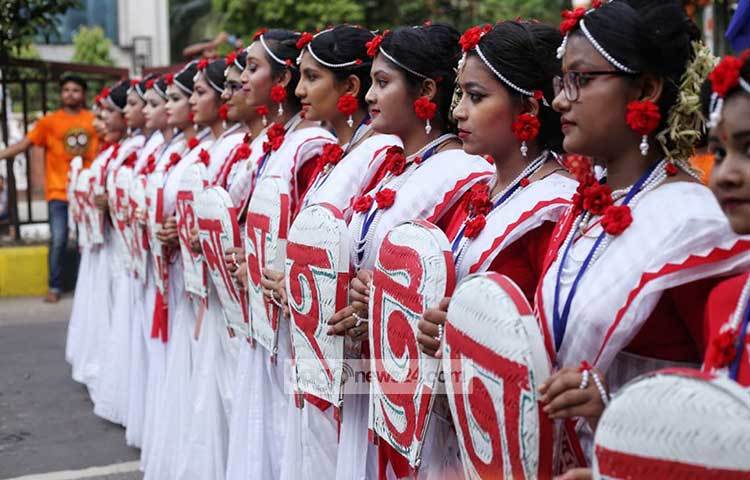 রথযাত্রা উপলক্ষে মেয়েদের সাজ। ছবি: মাহবুব আলম