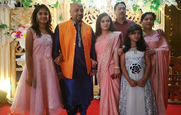 গায়ে হলুদের অনুষ্ঠানে আসা অতিথিদের সঙ্গে নায়ক রুবেল।