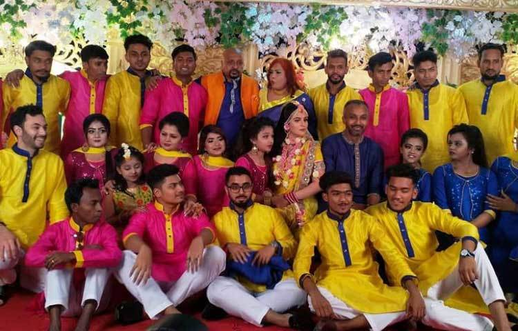 ছেলের গায়ে হলুদের নৃত্য পরিবেশন করেন রুবেল।