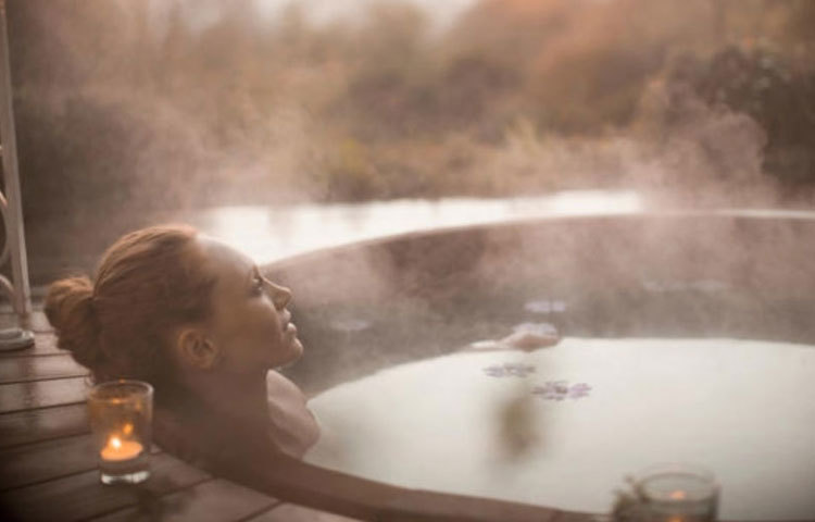হট বাথ: আইস প্যাক নেওয়ার পর গরম পানিতে গোসল করতে পারেন। এতে ঠান্ডা-গরম সেঁকের কাজ করবে আর ব্যথাও কমে যাবে।