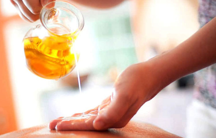 তেল মালিশ: বেশ কিছু জৈব উপাদান সমৃদ্ধ তেল সায়াটিকার ব্যথা উপশমে অব্যর্থ। যেমন, ল্যাভেন্ডার বা আর্নিকা তেল সায়াটিকার ব্যথা উপশমে অত্যন্ত কার্যকর।