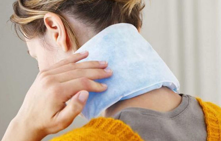 সারা দিনের পর কাজ থেকে বাড়ি ফিরে ক্লান্ত, অবসন্ন শরীরে সায়াটিকার সমস্যা বাড়তে পারে। এ ক্ষেত্রে আইস প্যাকের সাহায্যে ঠান্ডা সেঁক নিতে পারেন। এর ফলে মানসিক ও শারীরিক চাপ যেমন কমবে, তেমনই সায়াটিকার চিনচিনে ব্যথাও কমবে অনেকটা।