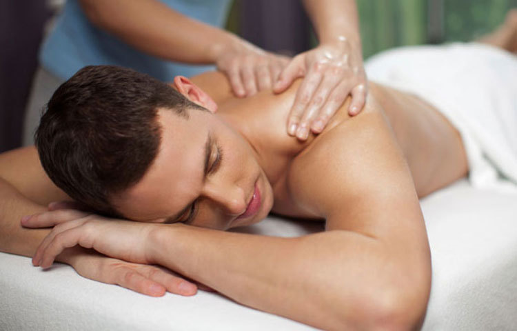 কোনো অভিজ্ঞ ব্যক্তিকে দিয়ে সঠিক পদ্ধতিতে কোমর ও উরুর পেশিতে মাসাজ ও অ্যারোমাথেরাপি করাতে পারলে সায়াটিকার সমস্যা অনেকটাই নিয়ন্ত্রণে চলে আসে।