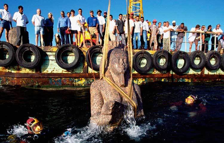 বছর পনেরো ধরে উদ্ধারকাজ চালিয়ে গবেষকরা ৬৪টি জাহাজ, ৭০০টি নোঙর, ১৬ ফুট উচ্চতার দু’টি মূর্তি, প্রচুর সোনার গয়না, ব্রোঞ্জের মুদ্রা পান। মিশরীয় দেবতা আমুন-গেরেবের মন্দিরে ভাঙা অংশও উদ্ধার হয়।