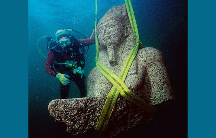 উদ্ধারকাজের জন্য পুরাতত্ববিদরা প্রথমে ব্যবহার করেন ‘সাইড স্ক্যান সনার’-এর, যা সমুদ্রের শব্দতরঙ্গ আন্দাজ করে নির্দিষ্ট জায়গা নির্ধারণ করতে সাহায্য করে। সমুদ্রের তলায় উদ্ধারকার্যের মূল জায়গাটি নির্দিষ্ট হলে একে একে সমুদ্রের নীচে চাপা পড়ে থাকা প্রাচীন মূর্তি ও গয়নাগাটি তুলে আনেন।