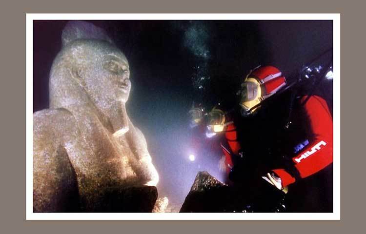 তারা মন্দির ও অন্যান্য ভাঙা টুকরো পরীক্ষা করে পাথরের টুকরোর সঙ্গে মাটির রেখাও পান। গবেষকদের ধারণা, শহরের বাড়িগুলো মাটির তৈরি ছিল। সুনামির জল শহরে প্রবেশ করার কিছু ক্ষণের মধ্যেই গোটা শহরের বাড়িগুলো গলে যায় এবং সম্পূর্ণ শহরটিই ধূলিসাৎ হয়ে যায়।