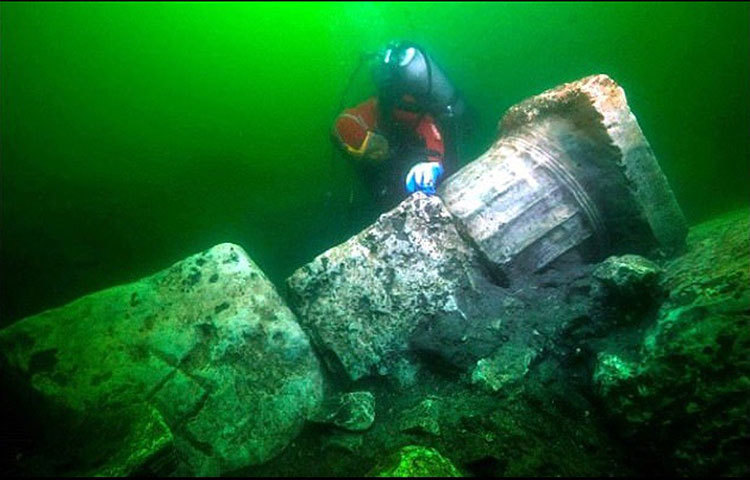 আজ থেকে প্রায় দু’হাজার সাতশো বছর আগে এই শহরের প্রতিষ্ঠা হয়েছিল। এই শহরটি সেই সময়ে ভূমধ্যসাগরীয় বাণিজ্যের মূলকেন্দ্র ছিল। সমগ্র শহরটিই জলের উপর অবস্থিত হওয়ায় বাড়ি থেকে মন্দির, দোকানপাট- নৌকাই ছিল যাতায়াতের মূল মাধ্যম। সেতুও ছিল পায়ে হেঁটে যাওয়ার জন্য।