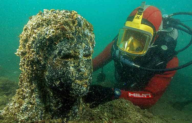 ১৯৩৩ সালে আবুকির উপর দিয়ে উড়ে যাওয়ার সময় আরএএফ কমান্ডার প্রথম লক্ষ করেন, জলের নীচে কোনো কিছুর রেখা দেখা যাচ্ছে। ইতিহাসবেত্তারা মনে করেন, এটি হয়তো থনি বা হেরাক্লিওন-এর মধ্যে কোনো একটি শহর হবে। পরে জানা যায় থনি এবং হেরাক্লিওন, দু’টি শহর একই।