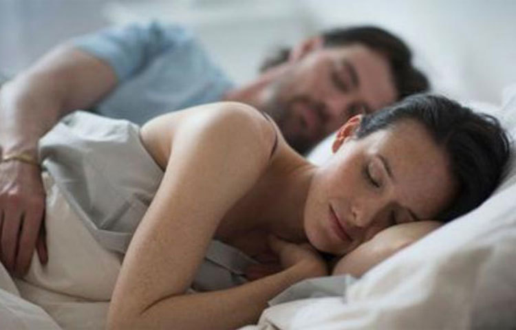 বিশেষজ্ঞদের মতে, দুর্বল সম্পর্ককে সুদৃঢ় করতেও শোয়ার ভঙ্গি বদলের গুরুত্বপূর্ণ ভূমিকা রয়েছে। এবার জেনে নেয়া যাক, শোয়ার কোন ভঙ্গি কোন সম্পর্কের বিষয়ে ঠিক কী বলছে!