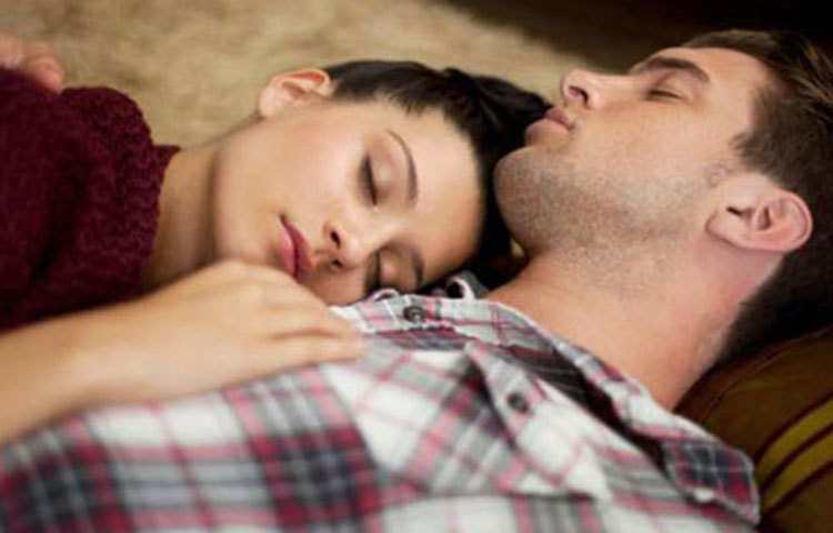 এই ভঙ্গিতে শোয়া সম্পর্কের ক্ষেত্রে আত্মবিশ্বাস এবং আস্থাকেই ইঙ্গিত করে বলে মত বিশেষজ্ঞ বা মনোবিজ্ঞানীদের। বিশেষজ্ঞদের মতে, এই ভঙ্গিতে শোয়া মানুষ দুটি একে অপরকে খুব ভালো করে বোঝেন বা জানেন।