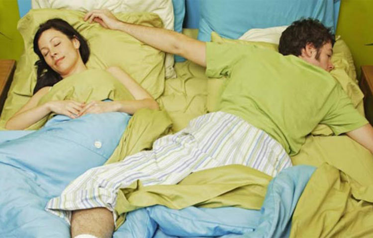 এই ভঙ্গিতে শোয়া সম্পর্কের কোনো সমস্যাকে ইঙ্গিত করে বলে মত বিশেষজ্ঞ বা মনোবিজ্ঞানীদের। বিশেষজ্ঞদের মতে, এই ভঙ্গিতে শোয়া মানুষ দুটির মধ্যে কোনো কারণে ক্রমশ সিথিলতা আসছে বা সম্পর্ক কোনো রকম আপোশের মাধ্যমে টিকে রয়েছে।