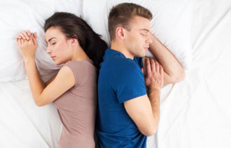 এই ভঙ্গিতে শোয়াকে বিশেষজ্ঞ বা মনোবিজ্ঞানীরা সম্পর্কের ক্ষেত্রে স্বস্তি বা তৃপ্তির ইঙ্গিত বলেই ব্যাখ্যা করেছেন। তাদের মতে, এই ভঙ্গিতে শোয়া দুটি মানুষ নিজেদের সম্পর্ক থেকে যথেষ্ট তৃপ্ত এবং এরা নিজেদের সম্পর্ককে নিরাপদ বলেই মনে করেন। বিশেষজ্ঞদের মতে, এই ভঙ্গিতে শোয়া মানুষ দুটির সম্পর্কের বয়স এক বছর বা তারও কম।