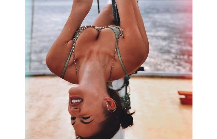 রাশিয়ার এই মেয়ের নাম কাটি কিউ। খেলাধূলাতেও চ্যাম্পিয়ন। সেইসঙ্গে ডিজে।