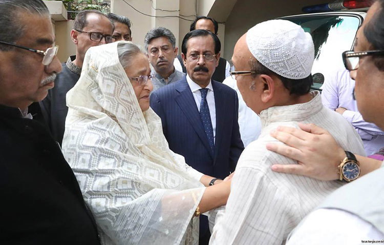 বুধবার বেলা ২টা ৪০ মিনিটে ফুফাতো ভাই শেখ সেলিমের বাসায় আসেন প্রধানমন্ত্রী।