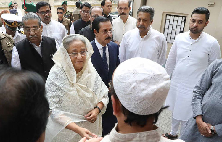 প্রধানমন্ত্রী বাসায় আসার পর এক হৃদয়বিদারক পরিস্থিতি সৃষ্টি হয়। শেখ সেলিমসহ সব আত্মীয়স্বজন কান্নায় ভেঙে পড়েন।