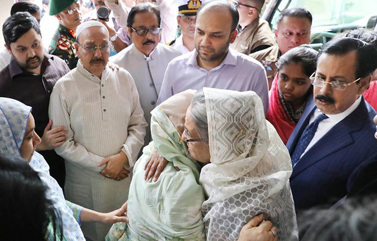 সান্ত্বনা দিতে গিয়ে প্রধানমন্ত্রীও অশ্রুসিক্ত হয়ে পড়েন।