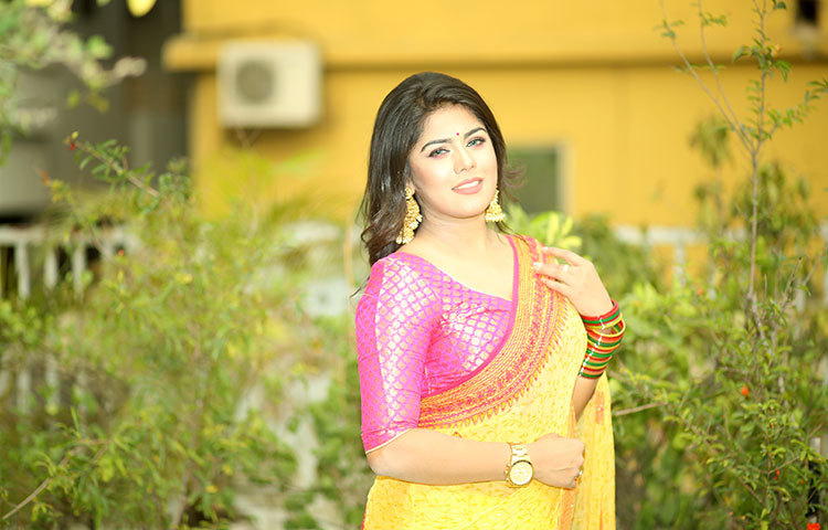 মিডিয়াতে নিজের ক্যারিয়ার গড়ার শুরু থেকেই শান্তা জাহান সিনেমাতে কাজ করার প্রস্তাব পেয়ে আসছিলেন।