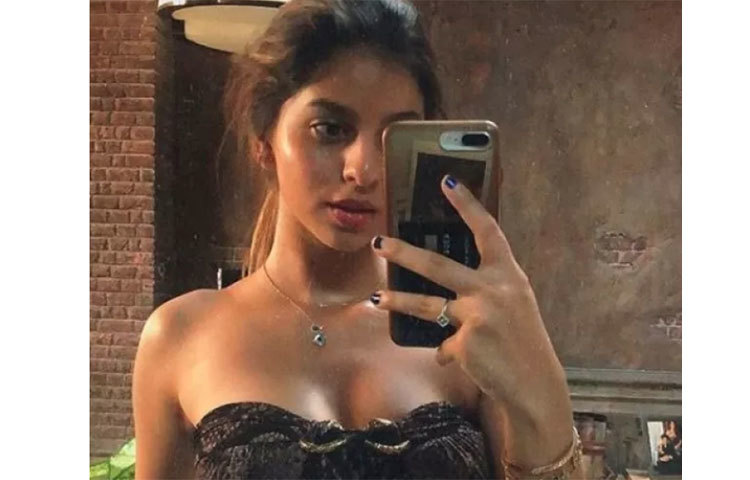 সেলফি তুলছেন সুহানা।