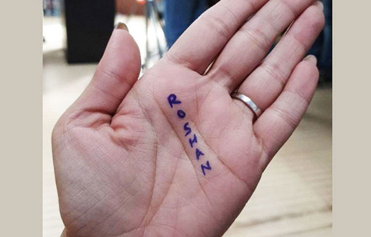 বছরের শুরুতেই আর একটি ছবি ইনস্টাগ্রামে শেয়ার করেছিলেন রোশন। সে ছবিতে দেখা যাচ্ছে, এক মহিলার হাতের তালুতে লেখা, ‘রোশন’। তখন টলি মহলের অনেকেই বলেছিলেন এটি শ্রাবন্তীরই হাত। কারণ রোশনের মার হাতেও রোশনের ডাকনাম অর্থাৎ মন্টি নামের ট্যাটু রয়েছে। আর অন্য প্রিয় মানুষ শ্রাবন্তীরও হাতে তাই রোশনেরই নাম লেখা।